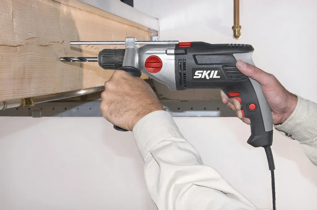 Perceuse filaire à percussion 900W SKIL avec set d'accessoires complet
