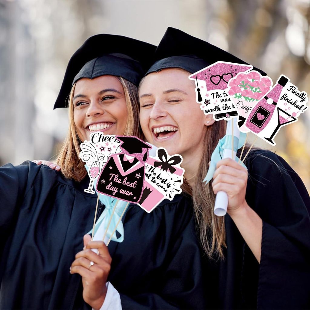 40 Stück Abschlussfoto-Props - Pinke und schwarze Bachelor-Hüte - Trophäe - Blumen - Foto-Props für Abschlussfeierbedarf der Klasse 2025