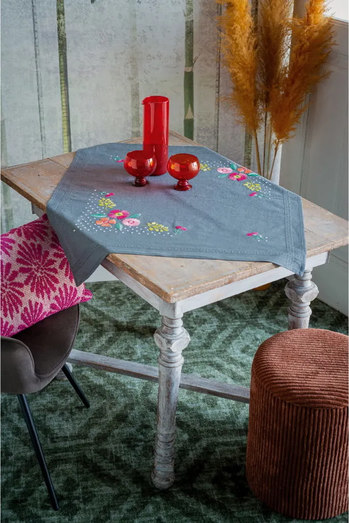 Nappe Brodée Fleurs de Feu 80x80 - Broderie Point Plat Vervaco