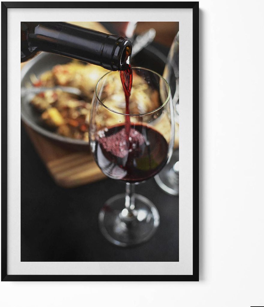 Rotwein in ein Glas gießen– Wandbild mit Rahmen – Gerahmtes Bild – Wanddekoration – 70x100 cm – Schwarz Rahmen
