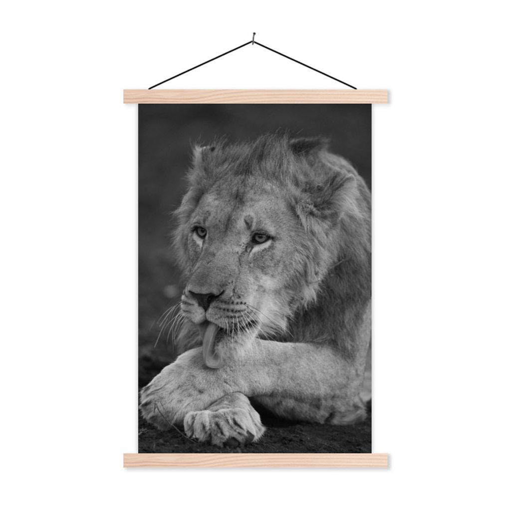 MuchoWow Textilposter Löwe - Wild - Schwarz 60x90 cm mit holzfarbenen Rahmen - Textil