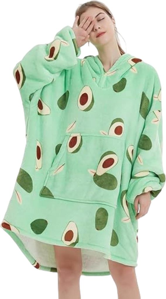 Frau trägt einen übergroßen hellgrünen Fleece-Kuschelhoodie mit Avocado-Print und bedeckt mit einer Hand ihre Augen