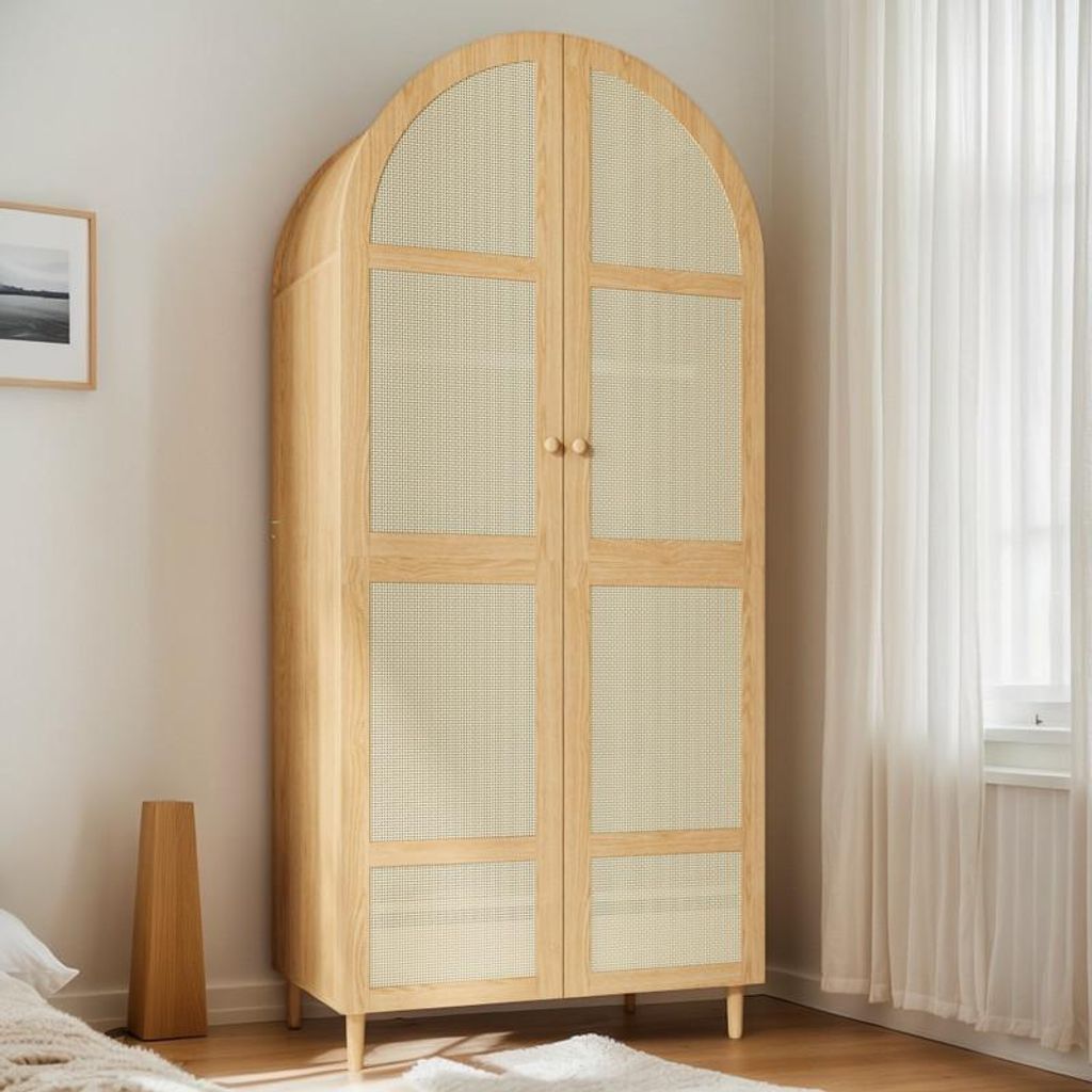 Moderner Kleiderschrank mit gebogenen Türen und großzügigem Stauraum, ausgestattet mit Kleiderstange und Schubladen – ideal für Schlafzimmer ...