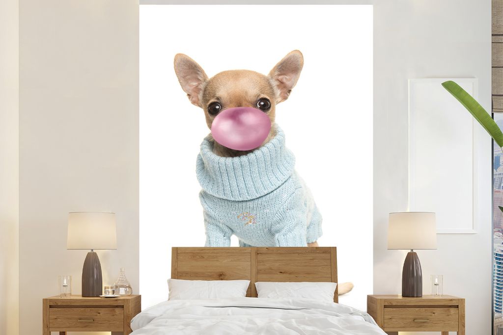 MuchoWow Fototapete für Wohnzimmer oder Schlafzimmer Wandtapete Vinyl Motivtapete Hund - Kaugummi pusten - Chihuahua - Spaß für Kinder - Mädc...