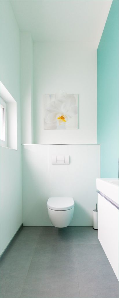 Wallario selbstklebendes Poster - Badezimmer Gästetoilette Innenansicht - WC und Waschbecken, Größe: 50 x 125 cm