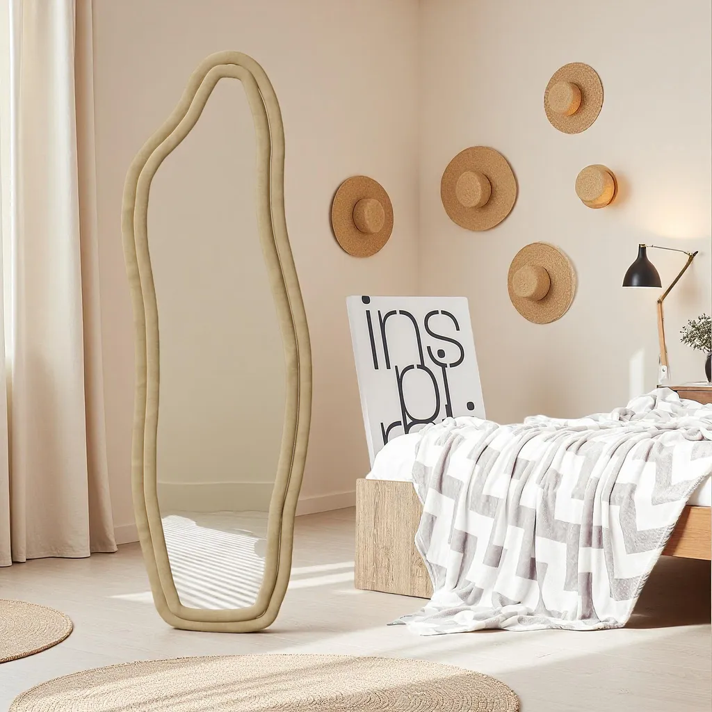 Specchio verticale ProximaX 140×45 cm - Forma irregolare e curva, cornice in velluto giallo - Perfetto per una visione di tutto il corpo e per controllare l'abbigliamento