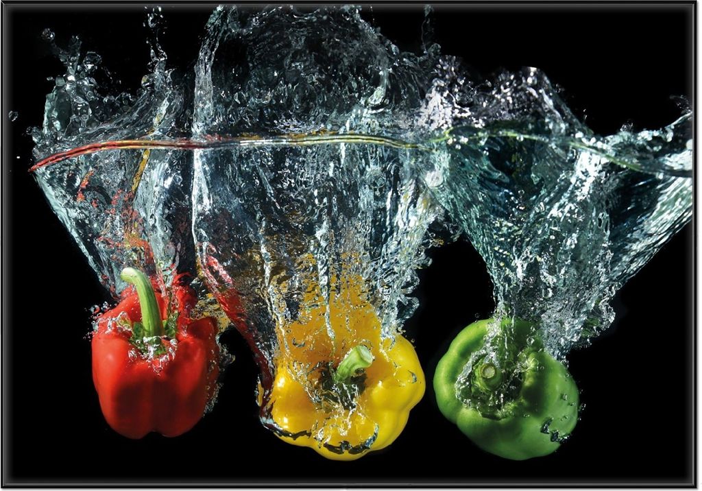 Wallario Wandbild Paprika-Mix - frische Paprika in rot, gelb und grün im Wasser, Größe: 70,30 x 100,30 cm, Poster mit schwarzem Aluminiumrahmen