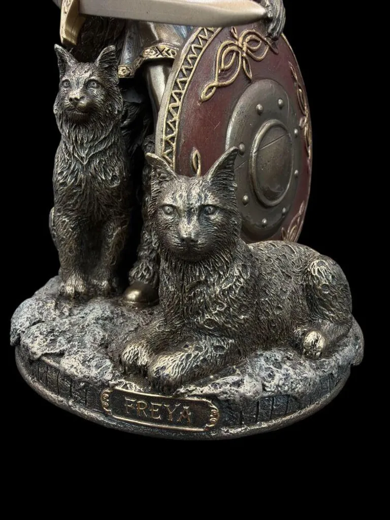 Déco salon originale statue Freya aspect bronze pour espace vide - 4