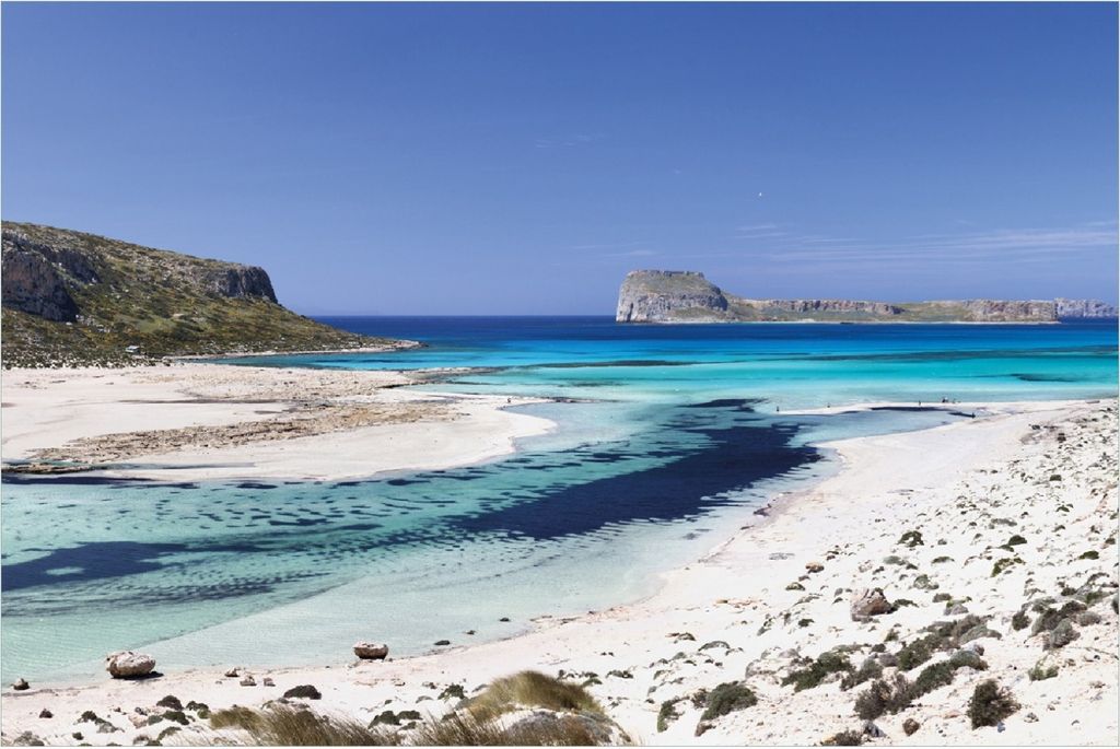 Wallario Poster - Einsame Bucht mit weißem Sand und klarem Wasser, Kunstdruck Größe: 61 x 91,50 cm