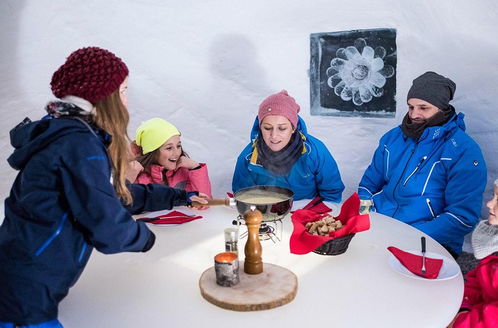 Jochen Schweizer Fondue essen im Iglu Davos; Erlebnis verschenken oder selbst erleben; Gutschein gültig für 2 Personen