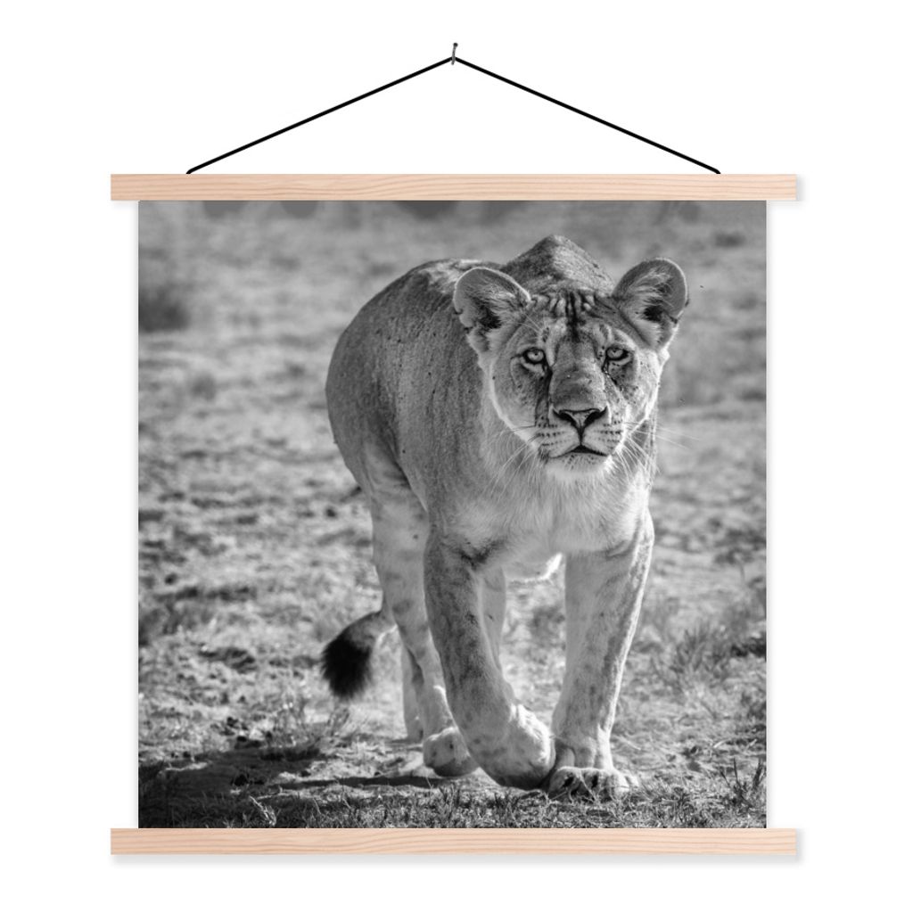 MuchoWow Textilposter Löwe - Schwarz - Weiß 120x120 cm mit holzfarbenen Rahmen - Textil-Poster