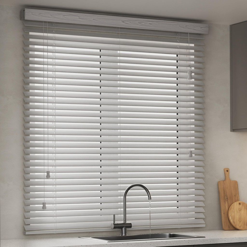 Victoria M. KAYA Jalousie in Holzoptik 35 mm, 90 x 130 cm, multi weiß strukturiert feuchtigkeitsbeständig, kindersicher & langlebig