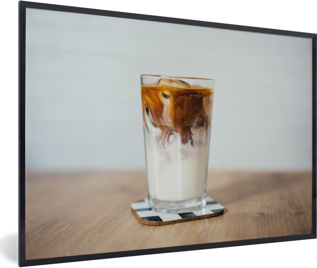 MuchoWow Gerahmtes Poster Eine Tasse Eiskaffee auf einem Holztisch 90x60 cm - Poster mit Schwarzem Bilderrahmen Wandposter Rahmen Foto Bilder - F...