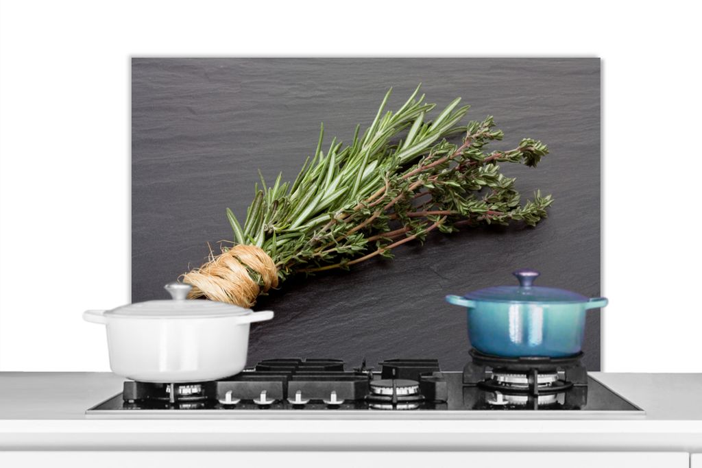 KitchenYeah Spritzschutz Küche - Küchenrückwand - Wandschutz für Herd und Spüle - Thymian - Kräuter - Grün - Tisch - Küche - Stein 90x60 ...