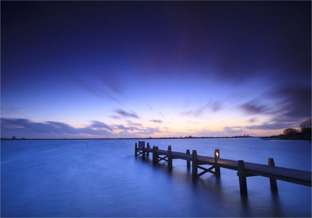 Wallario Poster - Steg bei Abenddämmerung - Blauer Himmel bei Nacht, Kunstdruck Größe: 70 x 100 cm