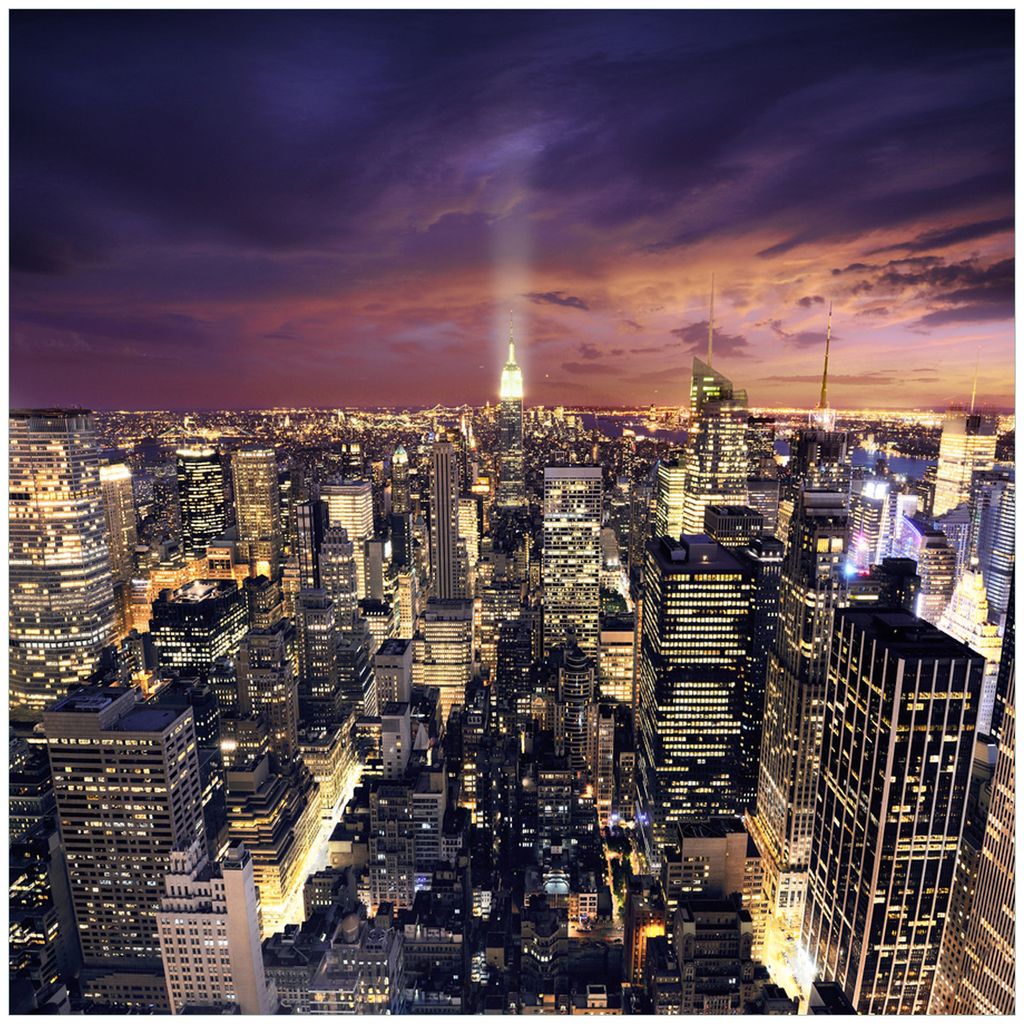 Wallario Premium Glasbild, freischwebende Optik, kräftige Farben, Größe 50 x 50 cm Motiv New York bei Nacht - Panoramablick über die Stadt
