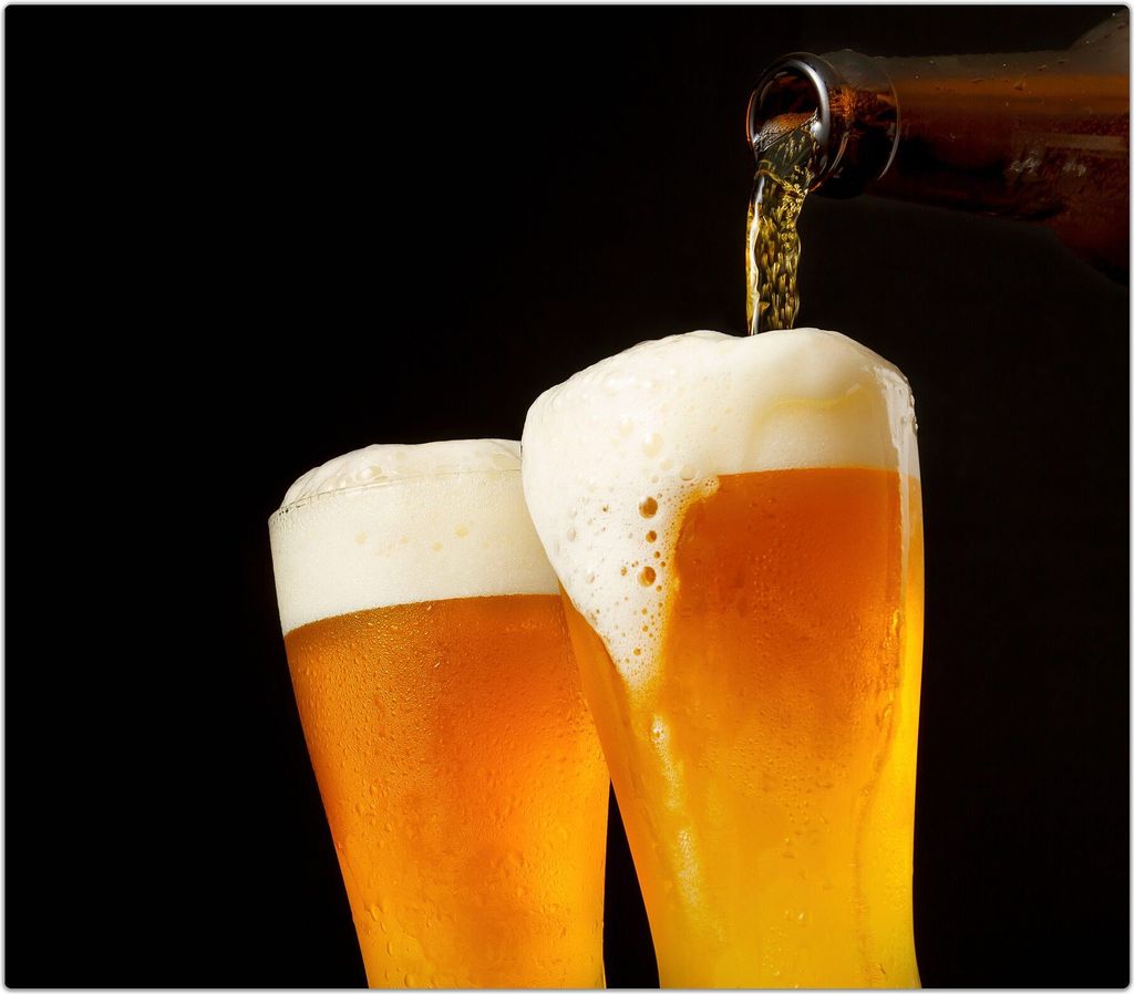 Spritzschutz Herdabdeckplatte Schneidebrett aus Glas Bier wird eingeschenkt 1-Teilig (60x52cm)