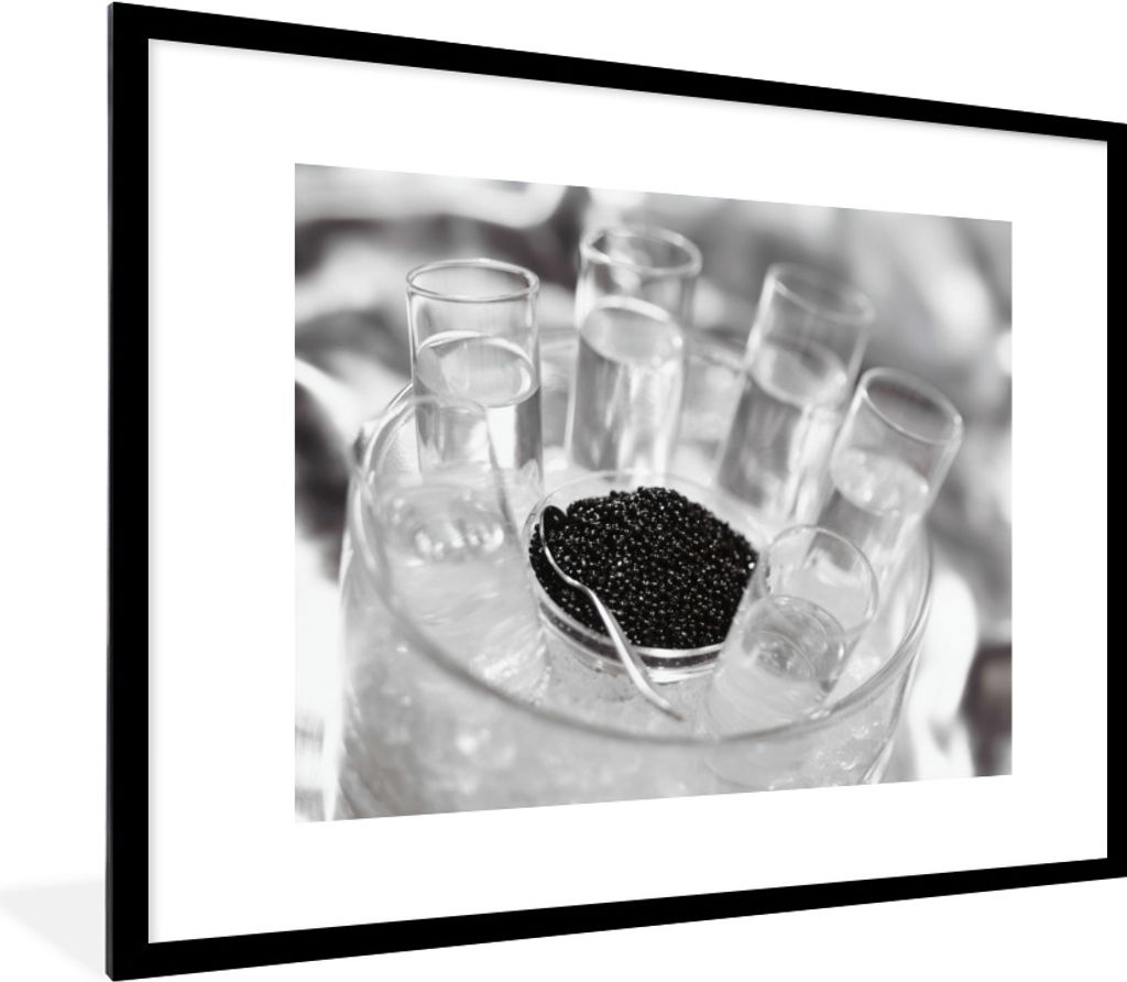 MuchoWow Gerahmtes Poster Gläser mit Wodka und Kaviar 80x60 cm - Poster mit Schwarzem Bilderrahmen Wandposter Rahmen Foto Bilder - Schlafzimmer-...