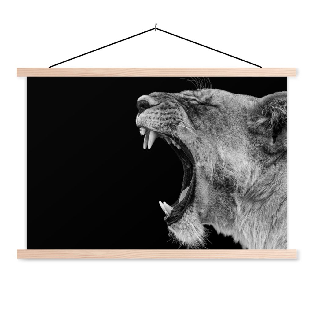 MuchoWow Textilposter Tiere - Löwe - Schwarz - Weiß - Porträt 120x80 cm mit holzfarbenen Rahmen - Aufhängeset