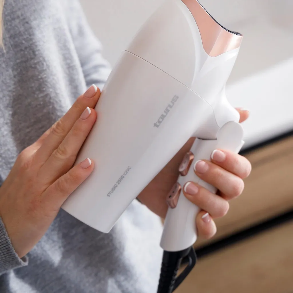 Sèche-cheveux ionique compact Taurus Studio 2500 blanc de 2400 W