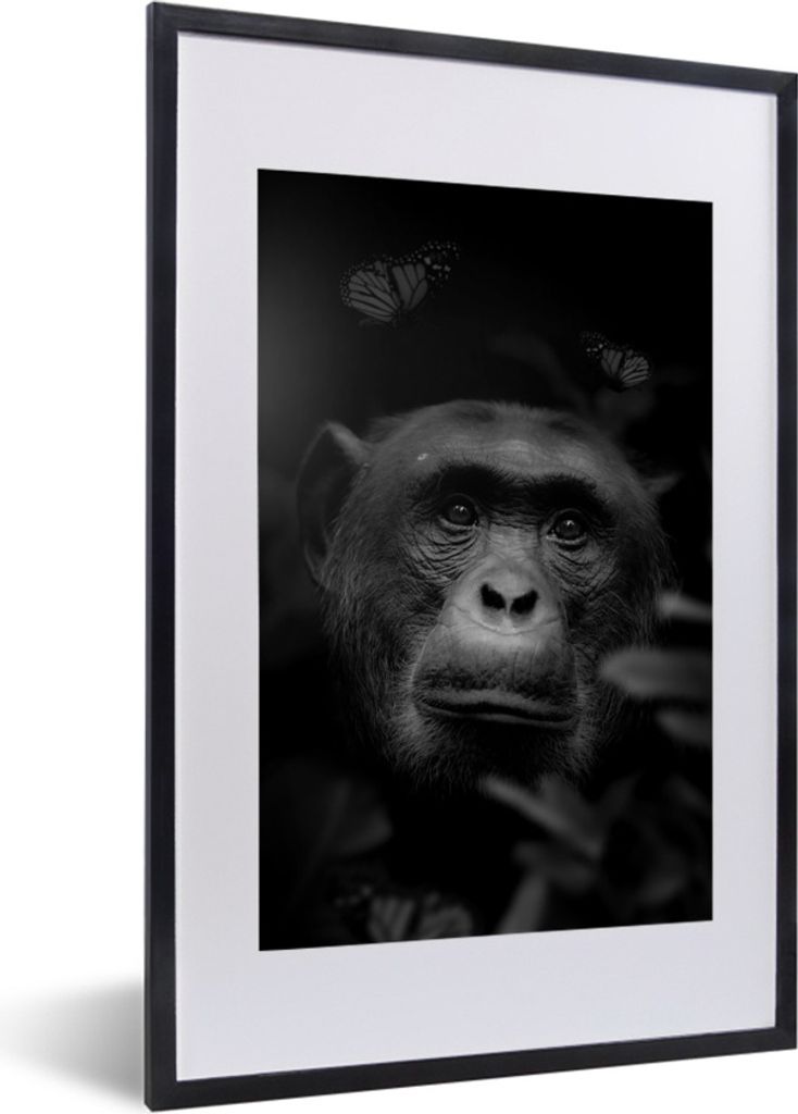MuchoWow Gerahmtes Poster Porträt eines Affen mit Schmetterlingen im Dschungel - schwarz und weiß 40x60 cm - Poster mit Schwarzem Bilderrahmen ...
