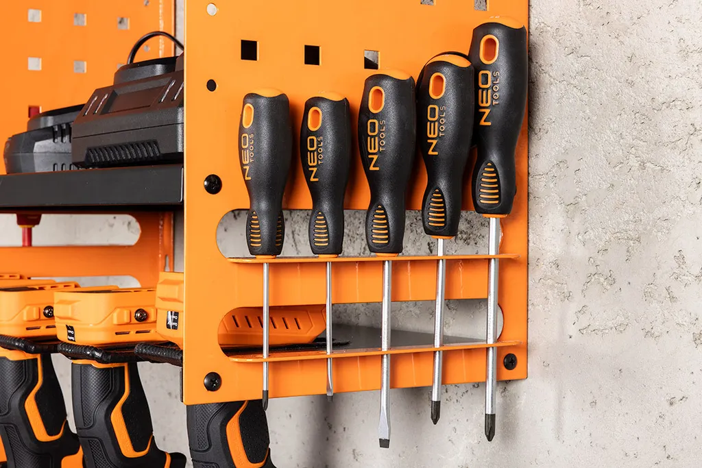 Libérez votre Établi : Support Mural Acier pour 5 Outils Électriques - 5