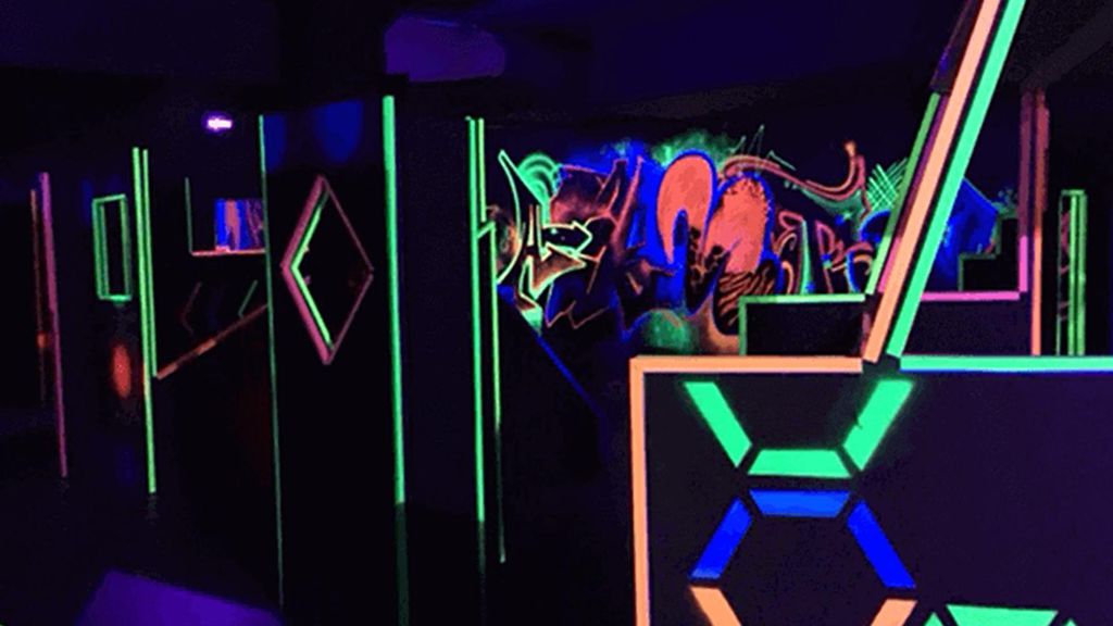 Jochen Schweizer Lasertag Göppingen für 4; Erlebnis verschenken oder selbst erleben; Gutschein gültig für 4 Personen Gruppengröße: 1-4 Personen