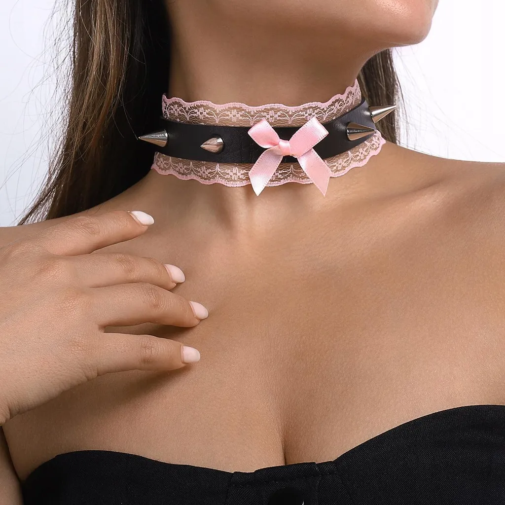 Choker Gothique Dentelle Broderie Noire Fine et Pendentif Médillon
