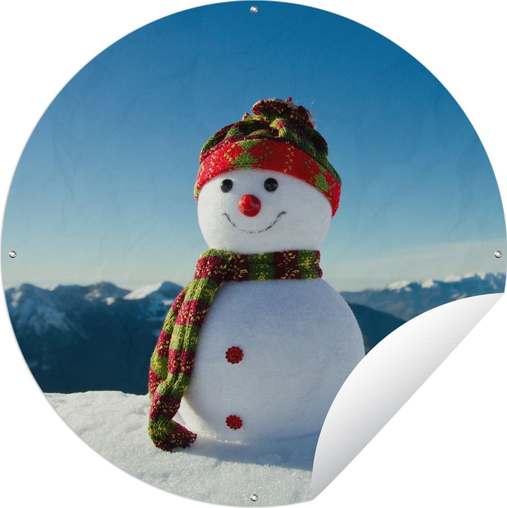 MuchoWow Gartenposter Outdoor-Poster Rund Eine Weihnachtspuppe in der verschneiten Landschaft im Winter Ø 90 cm Gartendeko Rundes Poster draußen