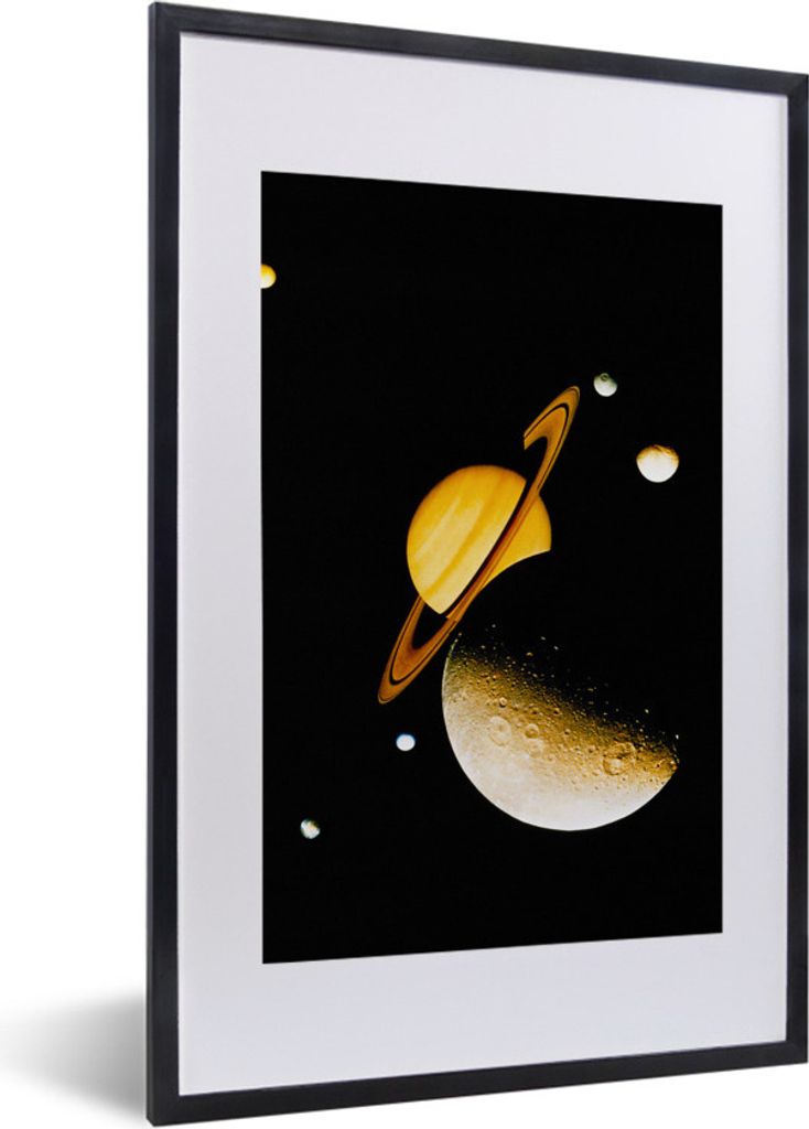 MuchoWow Gerahmtes Poster Saturn und seine Monde 40x60 cm - Poster mit Schwarzem Bilderrahmen Wandposter Rahmen Foto Bilder - Poster in Rahmen