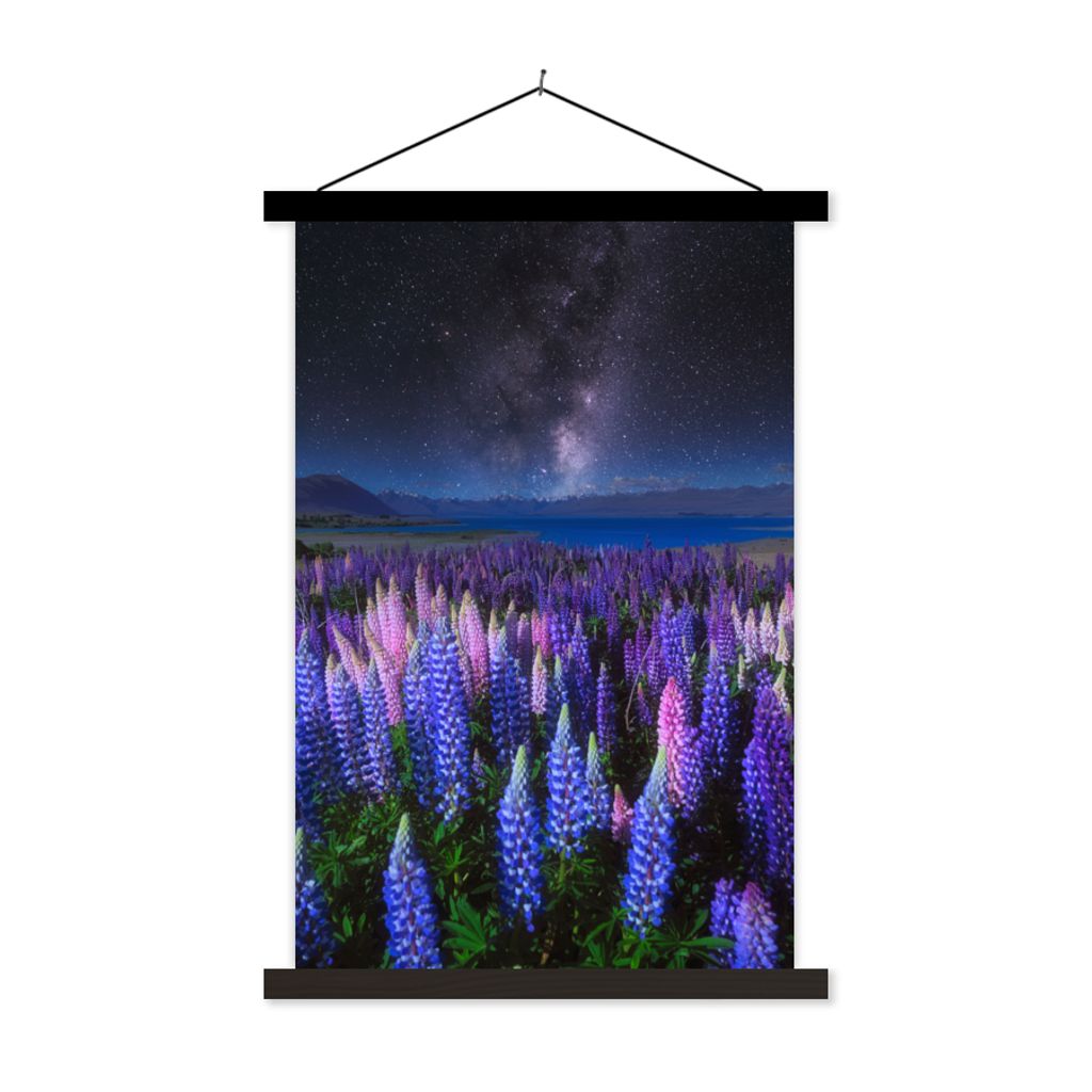 MuchoWow Textilposter Blumen - Nacht - Lupine - Sternenhimmel - Lila - Natur 40x60 cm mit schwarzem Rahmen - Wanddekorationen