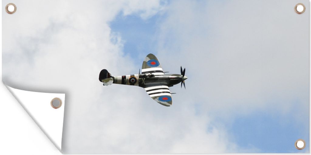 MuchoWow 60x30 cm Outdoor-Poster Gartendeko Sichtschutz Garten Poster für den Garten Spitfire-Flugzeug in einem bewölkten Himmel