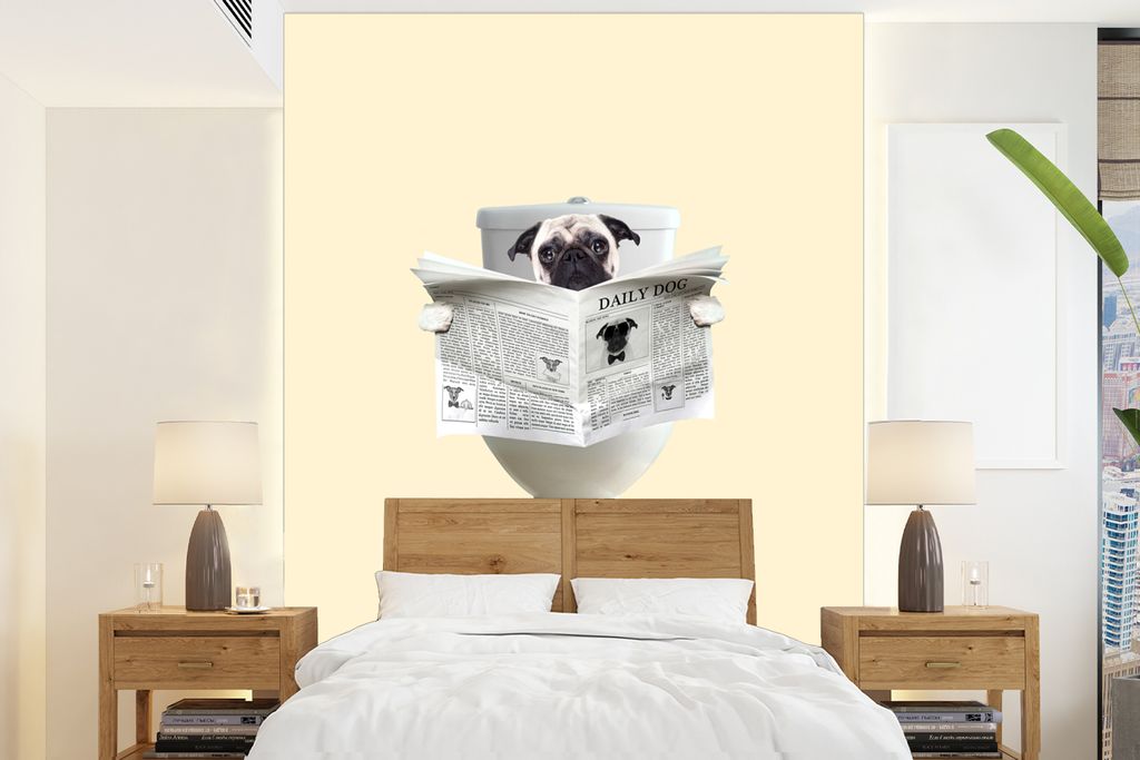 MuchoWow Fototapete für Wohnzimmer oder Schlafzimmer Wandtapete Vinyl Motivtapete Hund - Mops - Toilette - Zeitung - Tier - 165x220 cm - Wanddek...