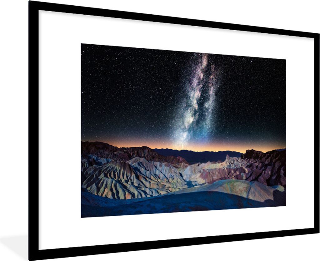 MuchoWow Gerahmtes Poster Milchstraße über einer Berglandschaft bei Sonnenuntergang 90x60 cm - Poster mit Schwarzem Bilderrahmen Wandposter Rah...
