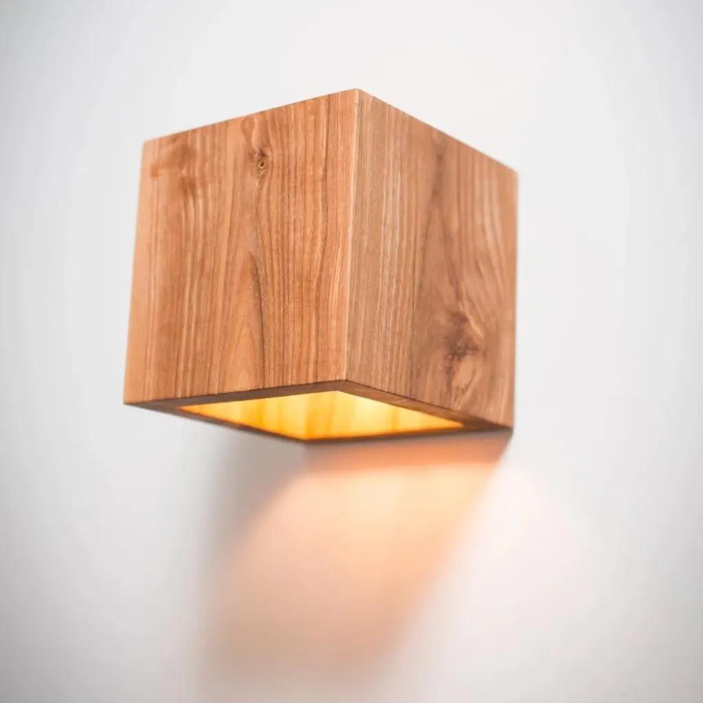 Lampada da parete in legno a forma di cubo, orientabile verso l'alto e verso il basso, E27 "CUBET"