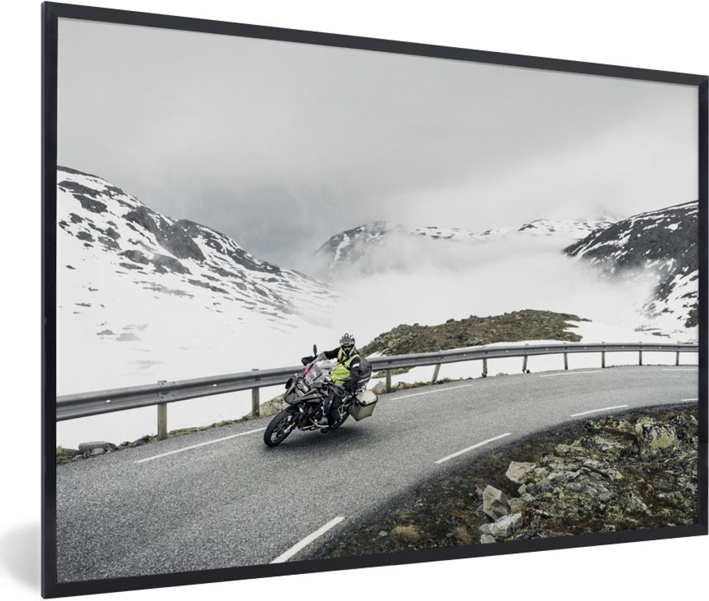 MuchoWow Gerahmtes Poster Fahren eines Motorrads bei Schnee 30x20 cm - Poster mit Schwarzem Bilderrahmen Wandposter Rahmen Foto Bilder - Kunstdru...