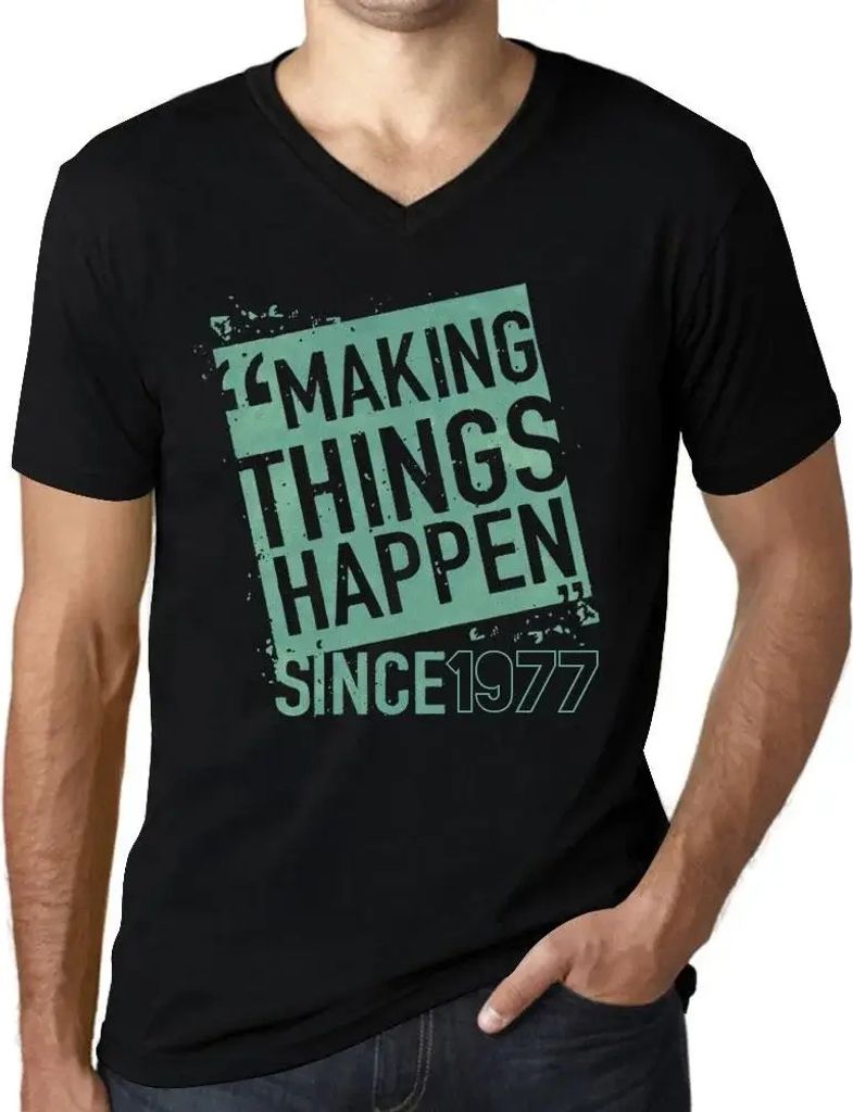 Herren Grafik T-Shirt V-Ausschnitt Wir bewegen etwas seit 1977 – Making Things Happen Since 1977 – Geschenk 47. Geburtstag Jahrestag 47 Jahre J...