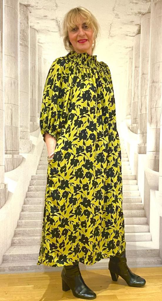 Langes leichtes Sommerkleid mit Blumenmuster in Gelb-Schwarz, Einheitsgröße