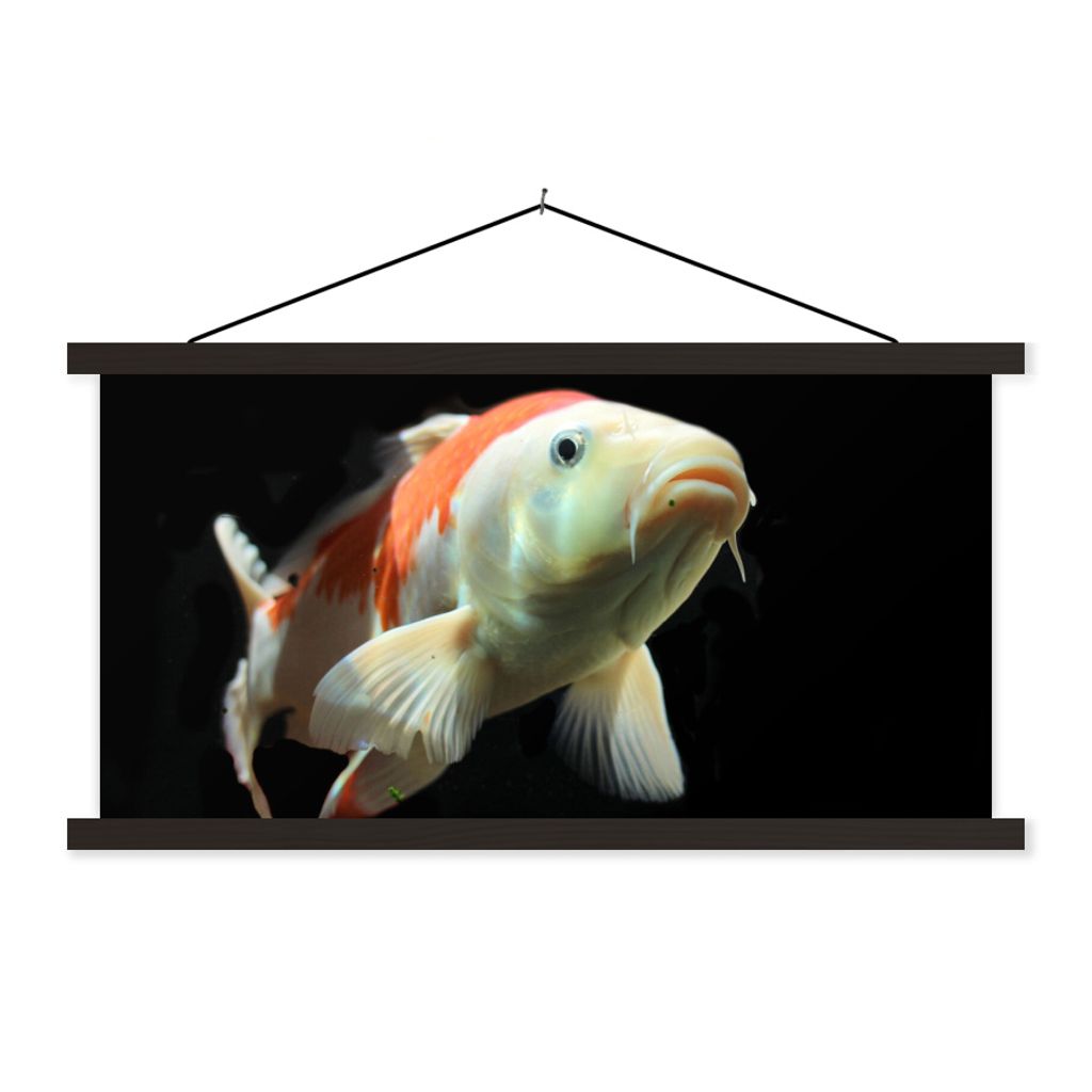 MuchoWow Textilposter Ein Koi-Karpfen mit orangefarbenen Details vor einem schwarzen Hintergrund 120x60 cm mit schwarzem Rahmen - Dekoration Schl...