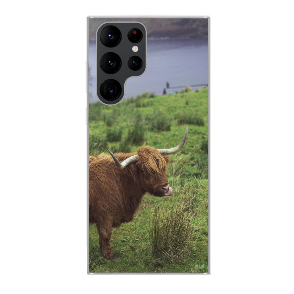 MuchoWow Handyhülle Schutzhülle Hülle für Samsung Galaxy S22 Ultra Schottische Highlander - Gras - Wasser - Tiere Silikon Softcase Handy Hül...