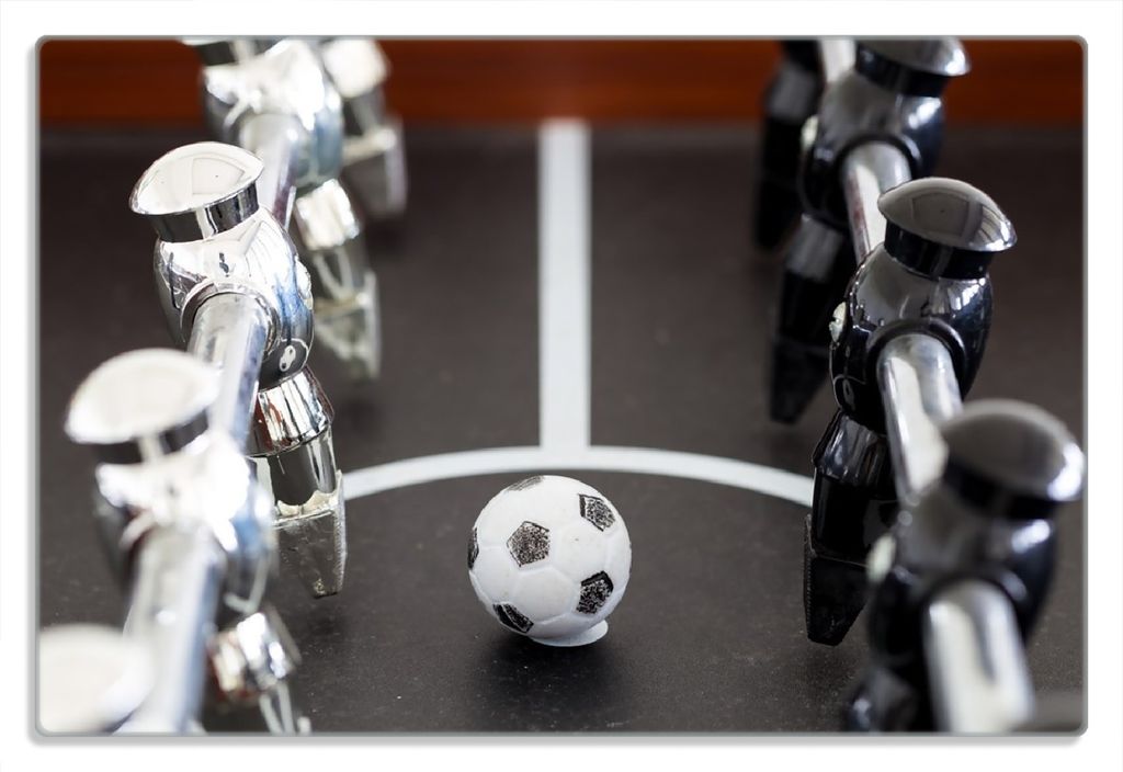 Wallario Frühstücksbrettchen aus Glas 20 x 30 cm mit rutschfesten Füßen, Motiv Kicker-Tisch in Nahaufnahme - Ball in der Mitte