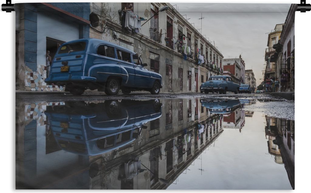 MuchoWow Wandteppich Wandbehang Oldtimer, die sich in Pfützen auf einer Straße in Kuba spiegeln 60x40 cm Tapisserie Dekoration Wandtuch - Wandd...
