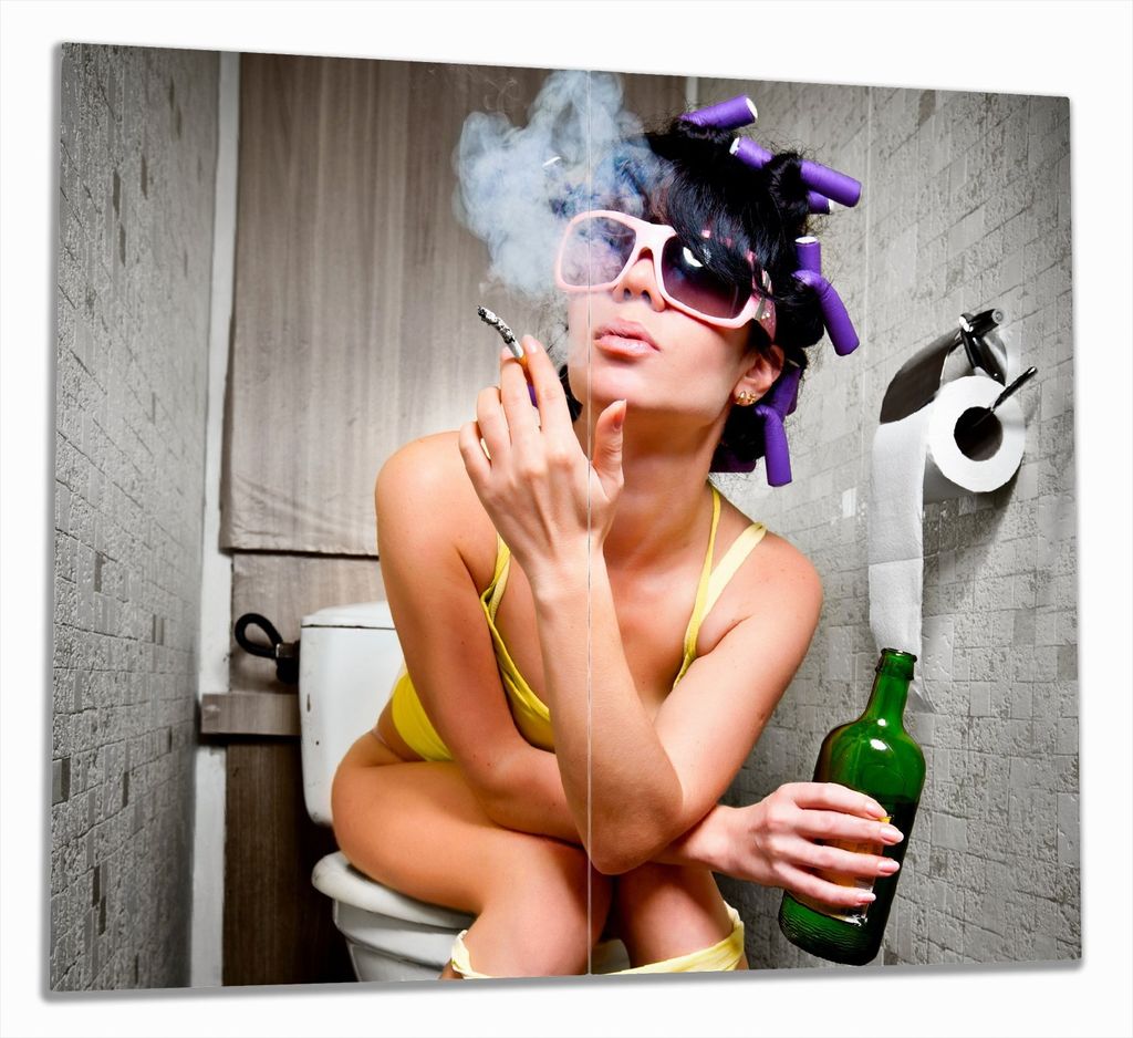 Wallario Herdabdeckplatte aus Glas, Größe 60 x 52 cm 2-teilig, Motiv Kloparty - Sexy Frau auf Toilette Zigarette & Schnapsflasche - farbig