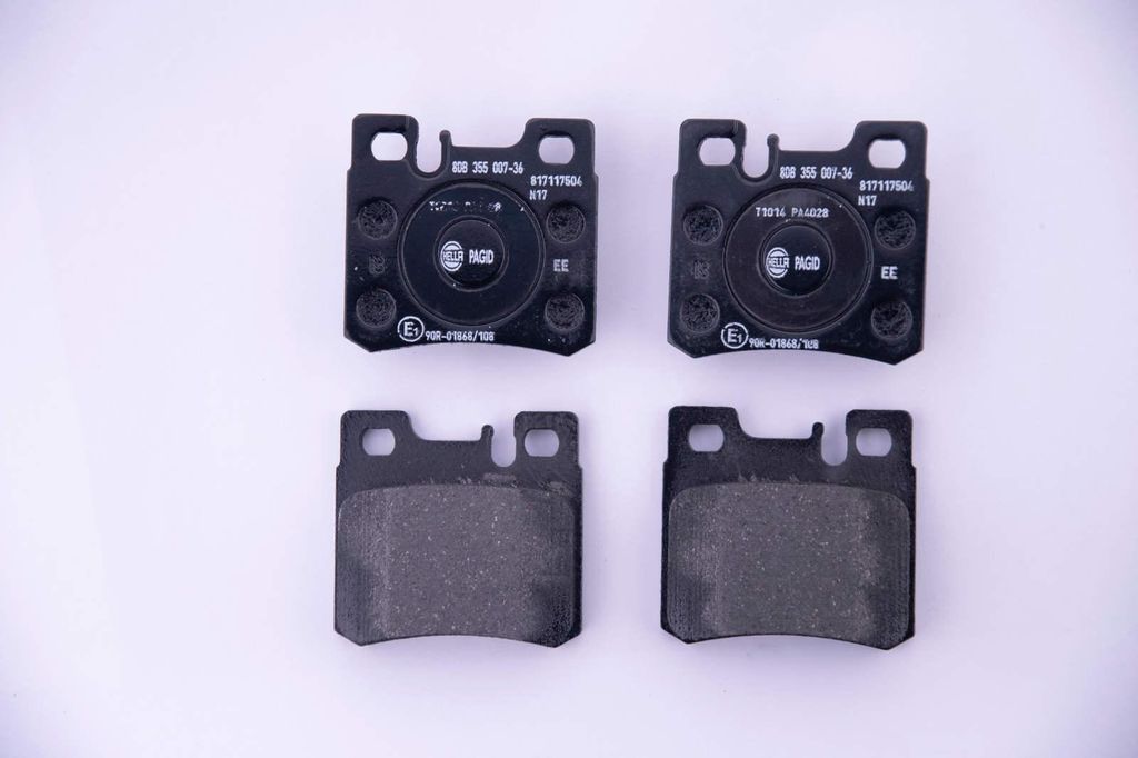Bremsbelagsatz Scheiben mit Verschleißwarnanzeige 15 mm HELLA für u.a. MB 124
