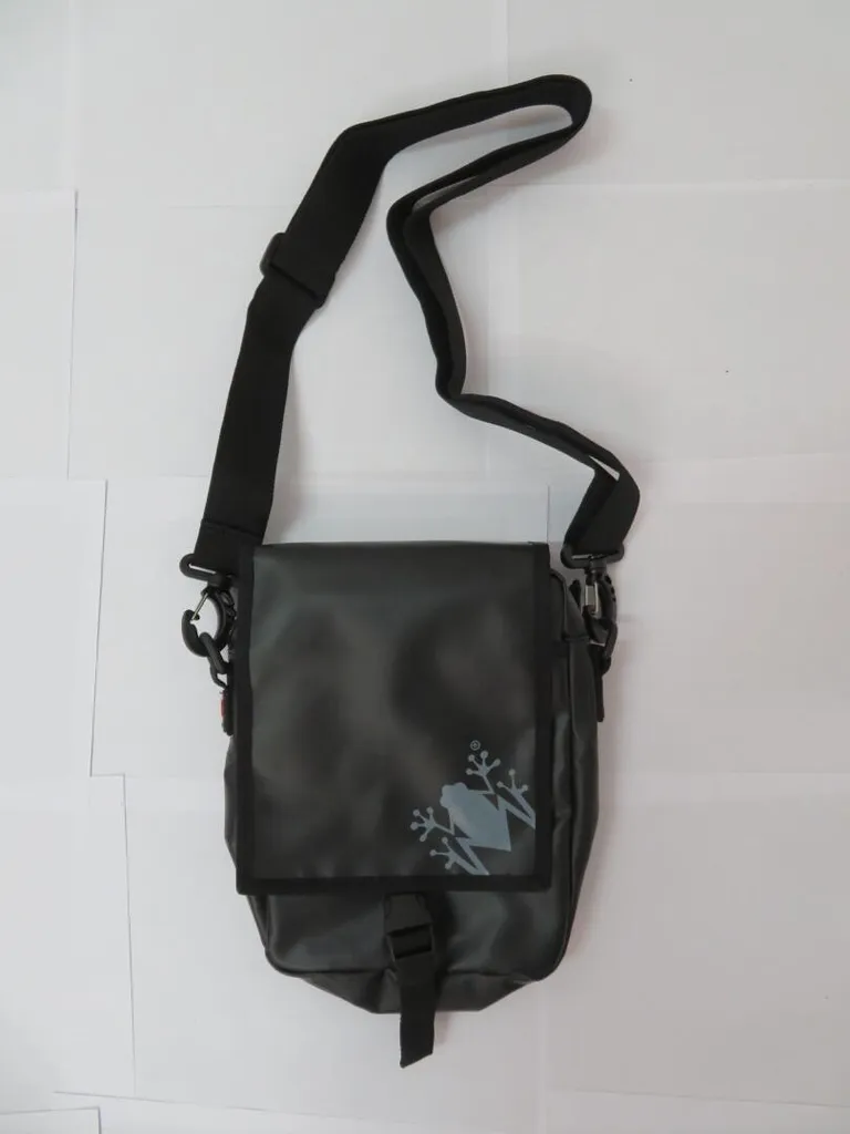 Amphibious Frog Borsa Tracolla Impermeabile Nera - Shop Online