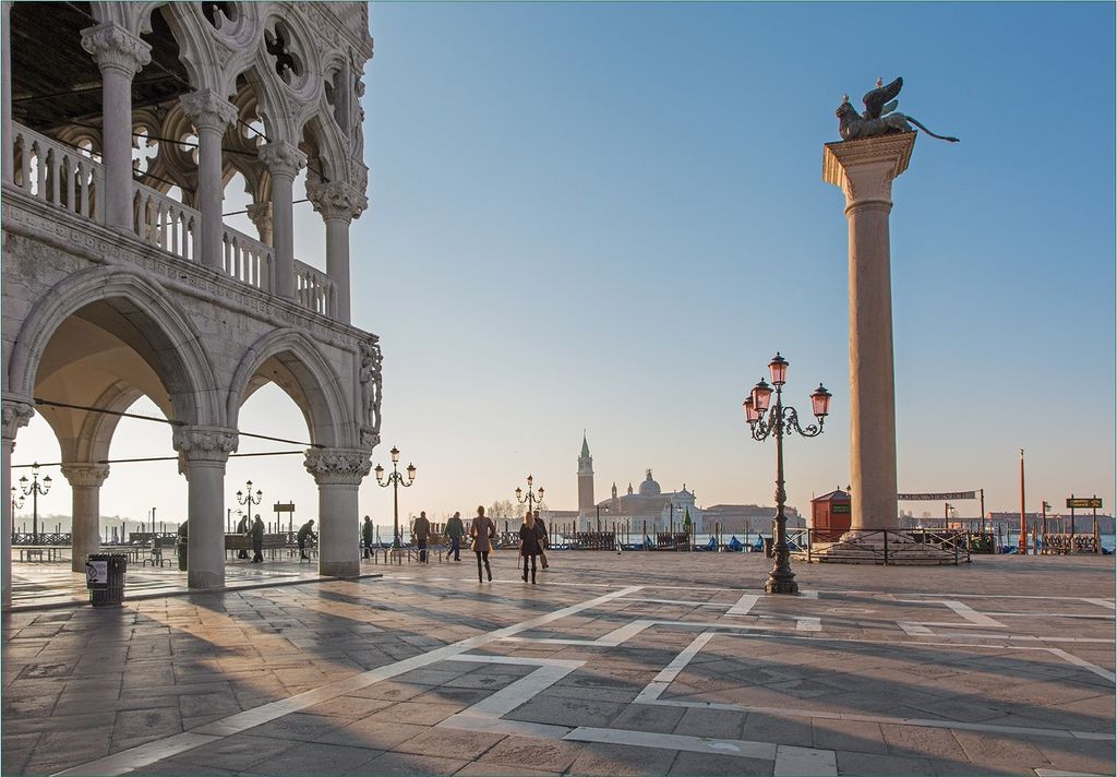 Wallario Fototapete Vliestapete, seidenmatte Oberfläche, einfache Verarbeitung, Größe 300 x 210 cm, Motiv Venedig - Dogenpalast, Markusplatz und...