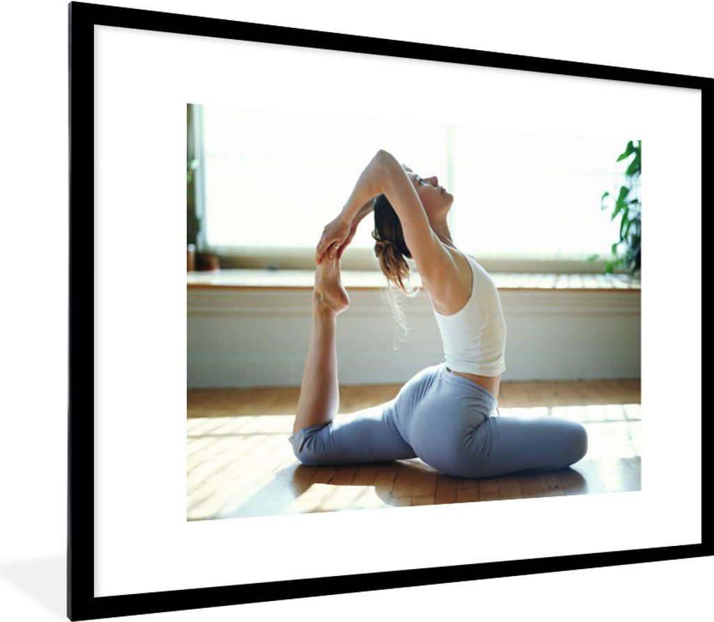 MuchoWow Gerahmtes Poster Eine Frau praktiziert Yoga 80x60 cm - Poster mit Schwarzem Bilderrahmen Wandposter Rahmen Foto Bilder - Schlafzimmer-De...