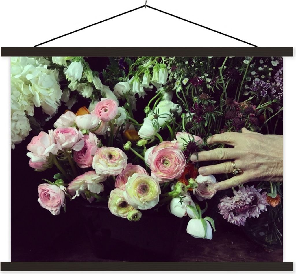 MuchoWow Textilposter Pastellfarbene Blumen auf schwarzem Hintergrund 60x45 cm mit schwarzem Rahmen - Poster Schlafzimmer