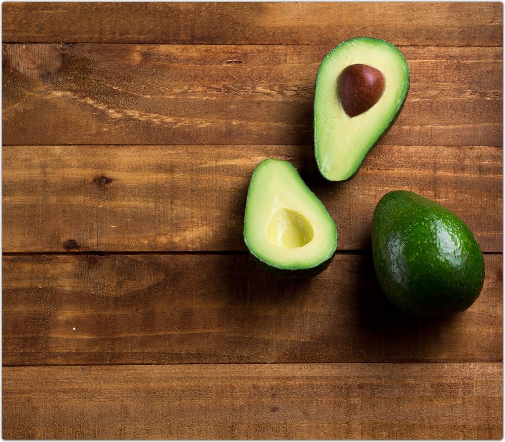 Spritzschutz Herdabdeckplatte Schneidebrett aus Glas Avocado auf Holztisch 1-Teilig (60x52cm)