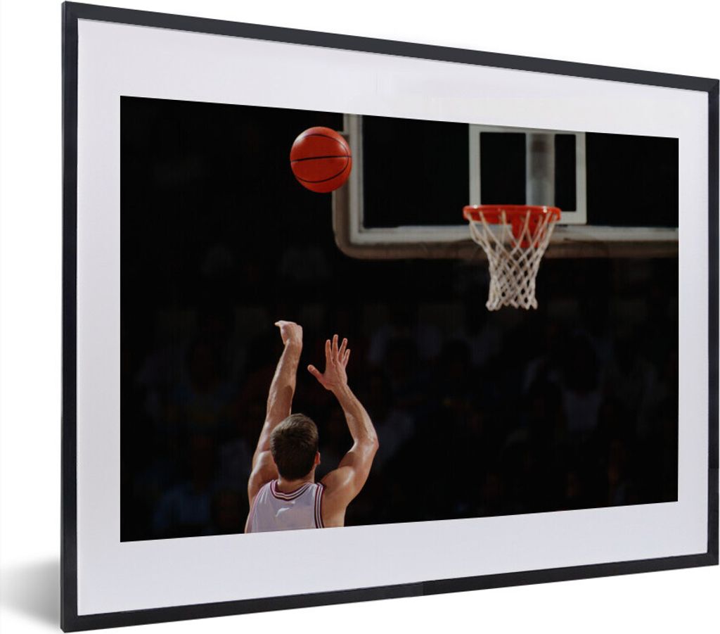 MuchoWow MuchoWow Gerahmtes Poster Ein Basketballspieler wirft den Ball aus der Ferne in den Korb 40x30 cm - Poster mit zchwarzem Bilderrahmen ...